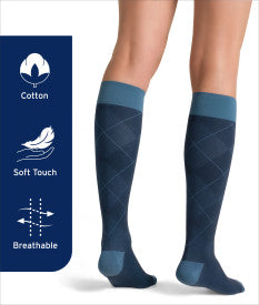Knee-high socks with blue diamond pattern from Compressionsale on a white background.